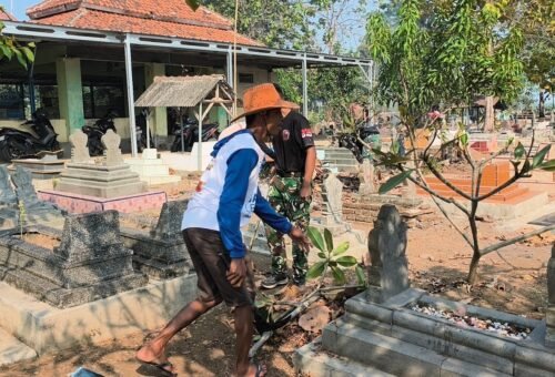 Aksi Bersih-Bersih TPU Desa Luwung Kencana oleh TMMD ke-129