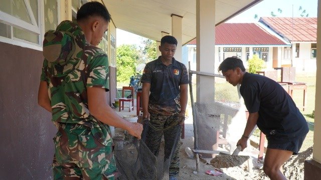 Pembangunan Lantai Kelas SDN Polewali Dipercepat oleh Satgas TMMD Ke-129