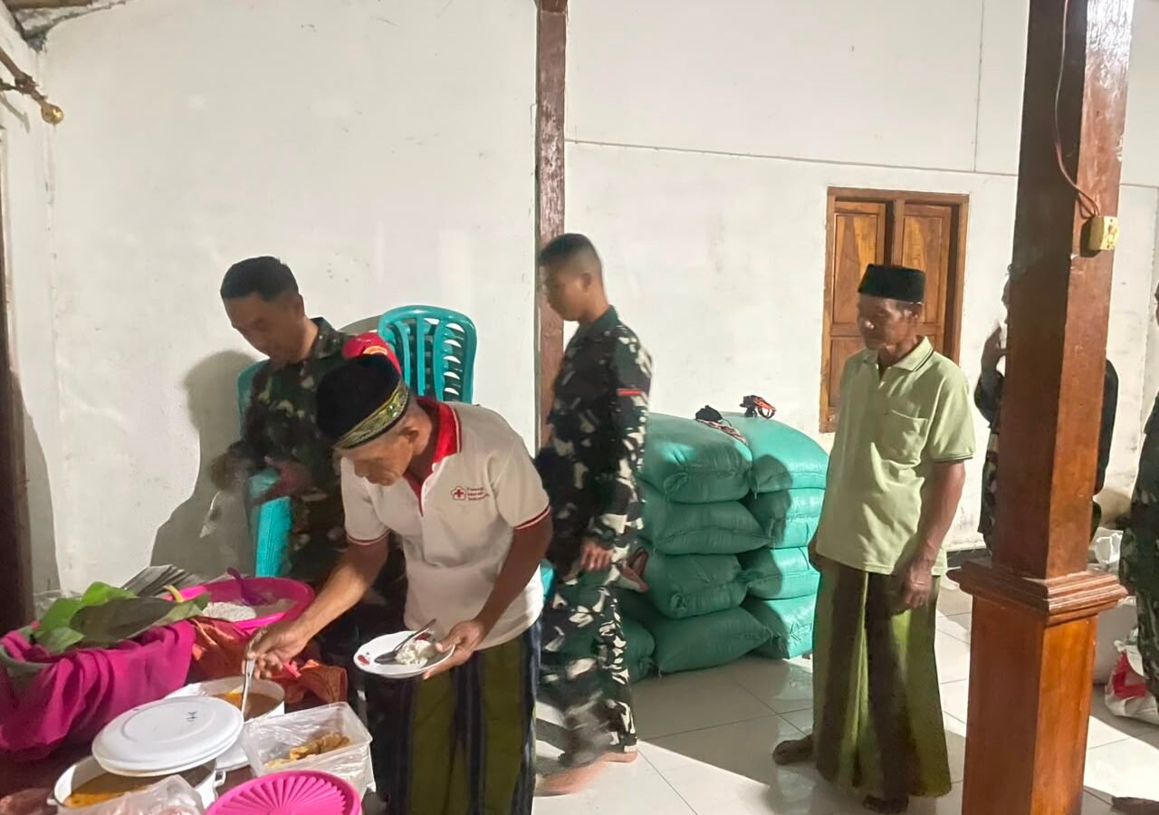 Momen Kebersamaan Satgas TMMD Ke-129 Kodim 0813/Bojonegoro dengan Warga