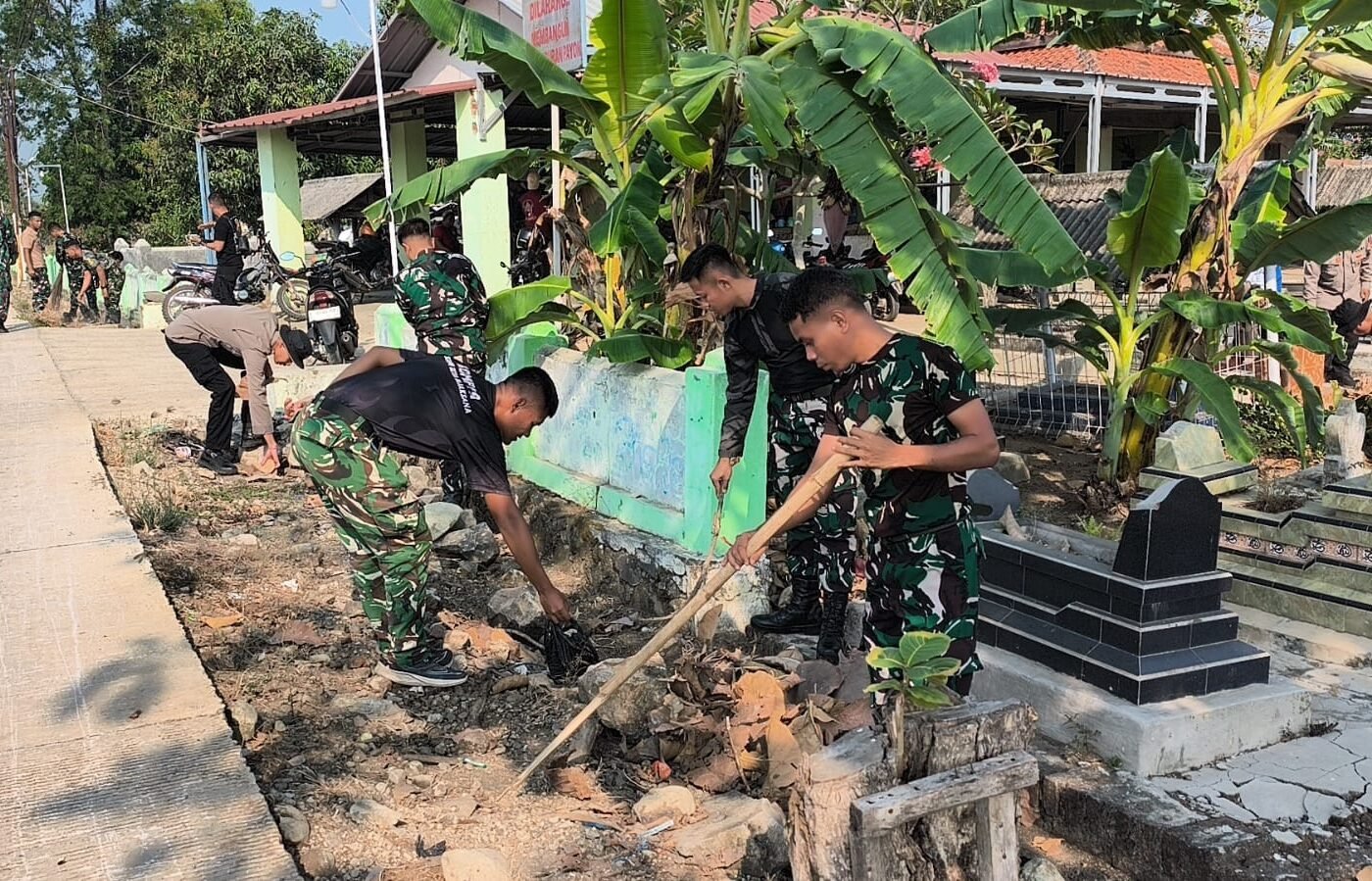 TMMD ke-129: Kodim 0620/Cirebon Gelar Bersih-Bersih TPU Desa Luwung Kencana