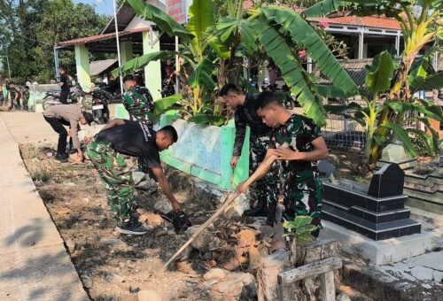 TMMD ke-129: Kodim 0620/Cirebon Gelar Bersih-Bersih TPU Desa Luwung Kencana