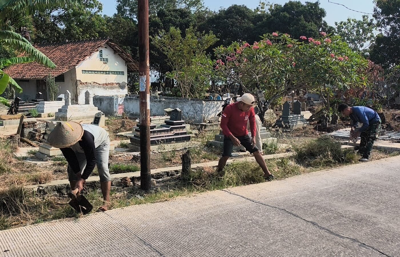 Satgas TMMD ke-129 Laksanakan Karya Bakti Bersama Warga di TPU Luwung Kencana
