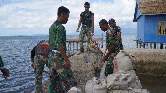 Pengangkutan Material Pasir TMMD Melalui Sepeda Motor di Morowali