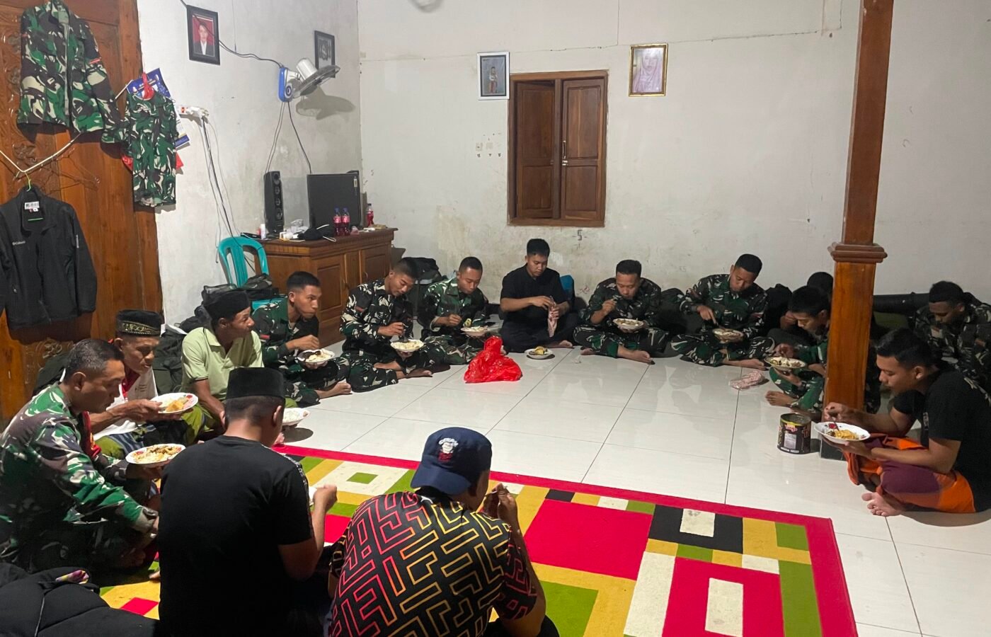 Makan Malam Bersama: Membangun Hubungan Erat Antara Satgas TMMD dan Masyarakat