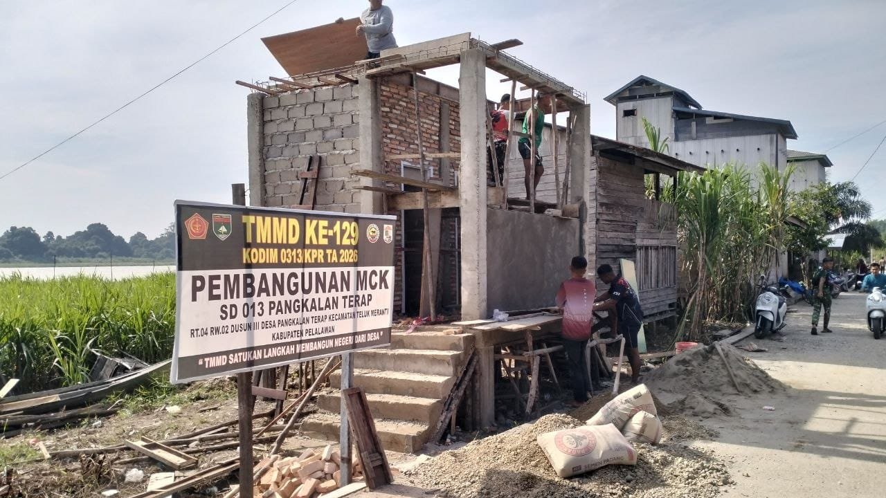 Pembangunan MCK SD 013 Pangkalan Terap Menuju Target TMMD ke-129