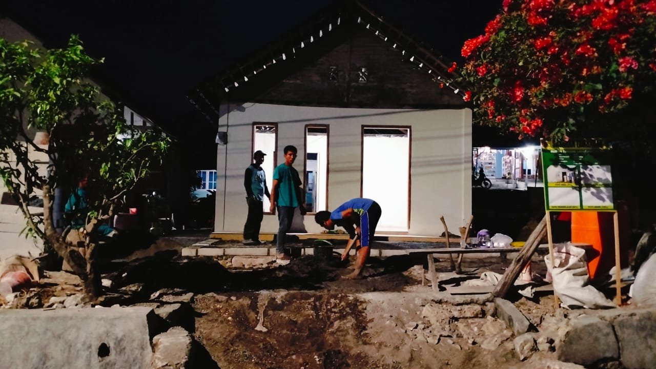 TMMD ke-129: Wujud Kepedulian TNI dalam Merenovasi Rumah Ibu Kemi di Tlemang