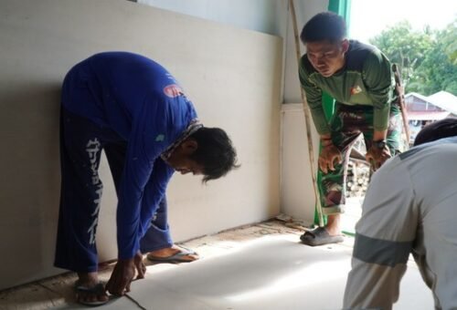 Pemasangan Kasbor Dapur Menandai Kemajuan Renovasi RTLH Bapak Nardianto