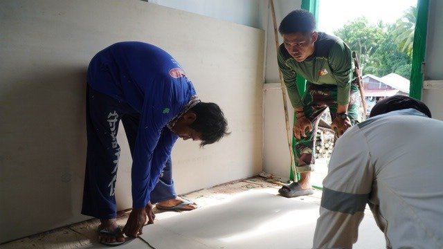 Pemasangan Kasbor Dapur Menandai Kemajuan Renovasi RTLH Bapak Nardianto
