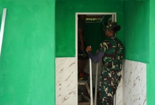 Percepatan Pembangunan Plafon MCK Masjid Quba di Desa Umbele oleh Satgas TMMD