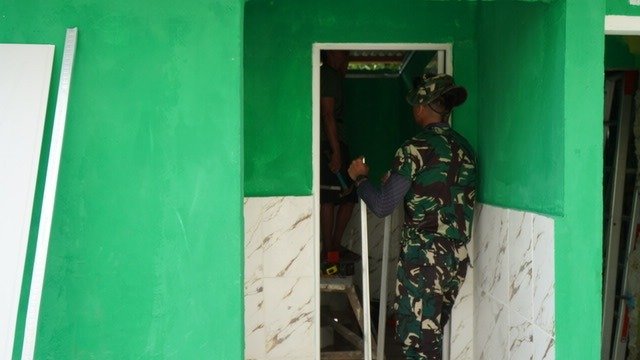 Percepatan Pembangunan Plafon MCK Masjid Quba di Desa Umbele oleh Satgas TMMD