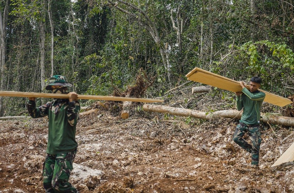 Keterlibatan Masyarakat dalam Pengambilan Material Papan untuk RTLH