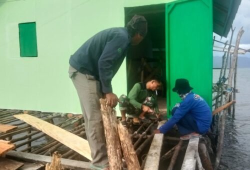 Pemasangan Lantai Teras dalam Renovasi RTLH Bapak Nardianto Berlangsung Meriah