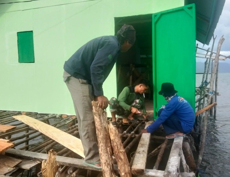 Pemasangan Lantai Teras dalam Renovasi RTLH Bapak Nardianto Berlangsung Meriah
