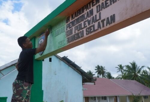 Kegiatan Pengecatan Papan Nama SD di Morowali oleh Satgas TMMD