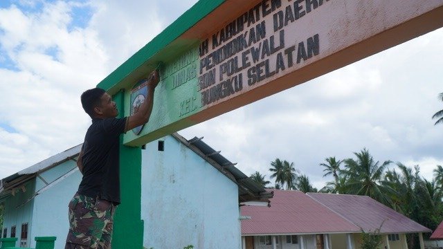 Kegiatan Pengecatan Papan Nama SD di Morowali oleh Satgas TMMD