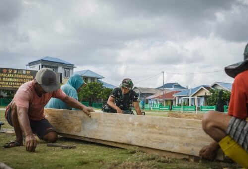 Kerja Sama Masyarakat dan Satgas TMMD di Desa Umbele Bangun Gapura Simbolis