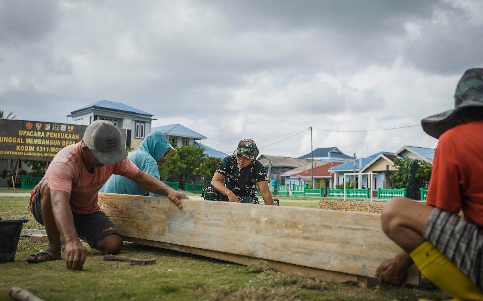 Kerja Sama Masyarakat dan Satgas TMMD di Desa Umbele Bangun Gapura Simbolis