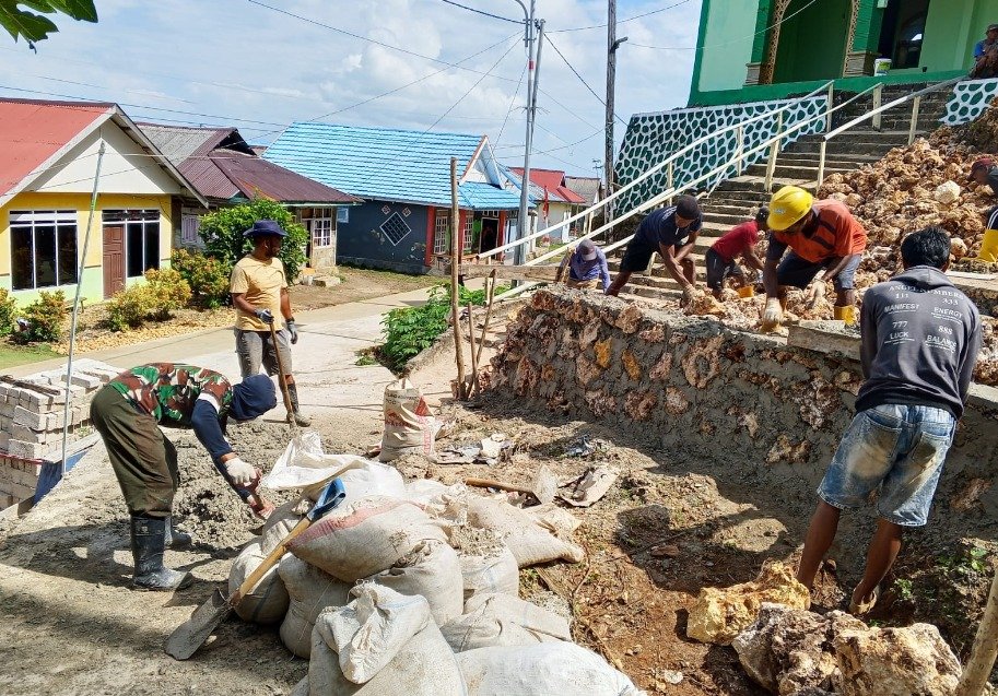 Progres TMMD ke-129: Kolaborasi Satgas dan Warga Pemasangan Tangga Air Bersih di Desa Polewali