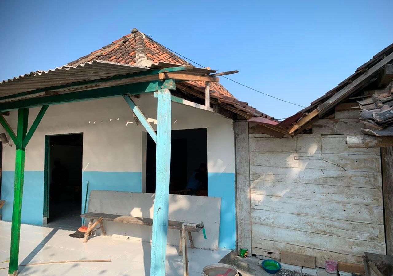 Kebersamaan dalam Renovasi Rumah Bapak Samijan oleh Satgas TMMD Ke-129