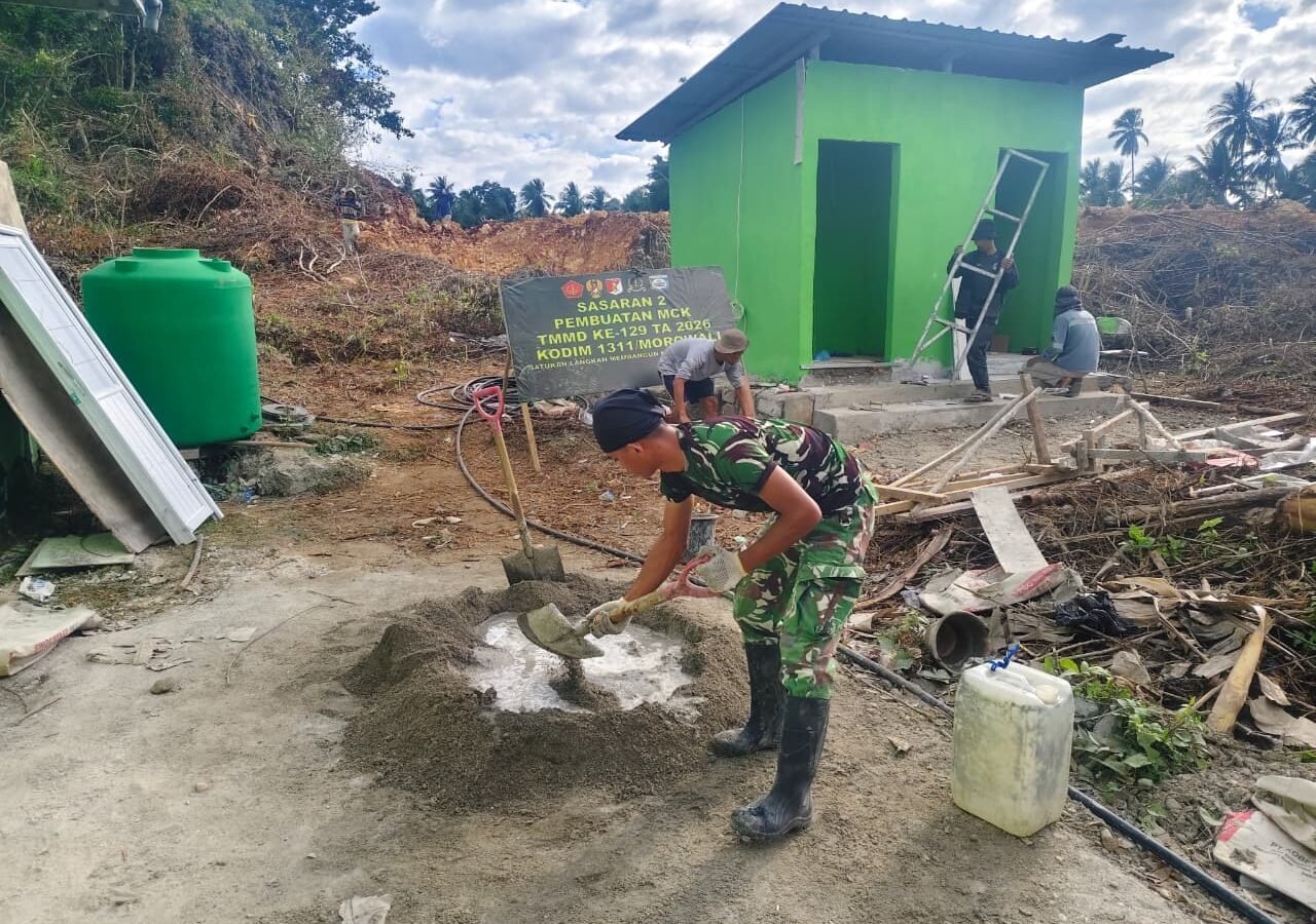 Progres Pengecoran Lantai MCK Masjid di Desa Polewali oleh Satgas TMMD
