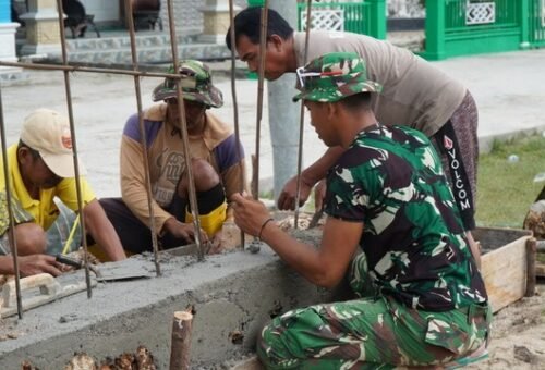 Kerjasama Satgas TMMD dan Warga dalam Pembangunan Gapura di Desa Umbele