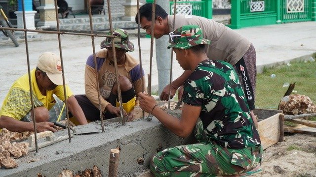 Kerjasama Satgas TMMD dan Warga dalam Pembangunan Gapura di Desa Umbele