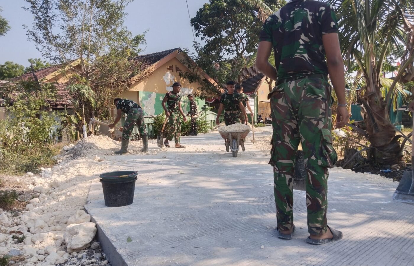 Kegiatan Gotong Royong Satgas TMMD Ke-129 Kodim 0813/Bojonegoro Perkuat Jalan di Kedung Pandan