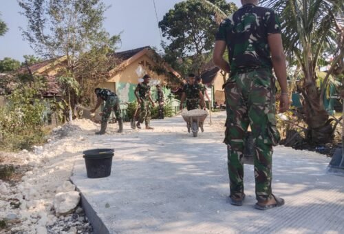 Kegiatan Gotong Royong Satgas TMMD Ke-129 Kodim 0813/Bojonegoro Perkuat Jalan di Kedung Pandan