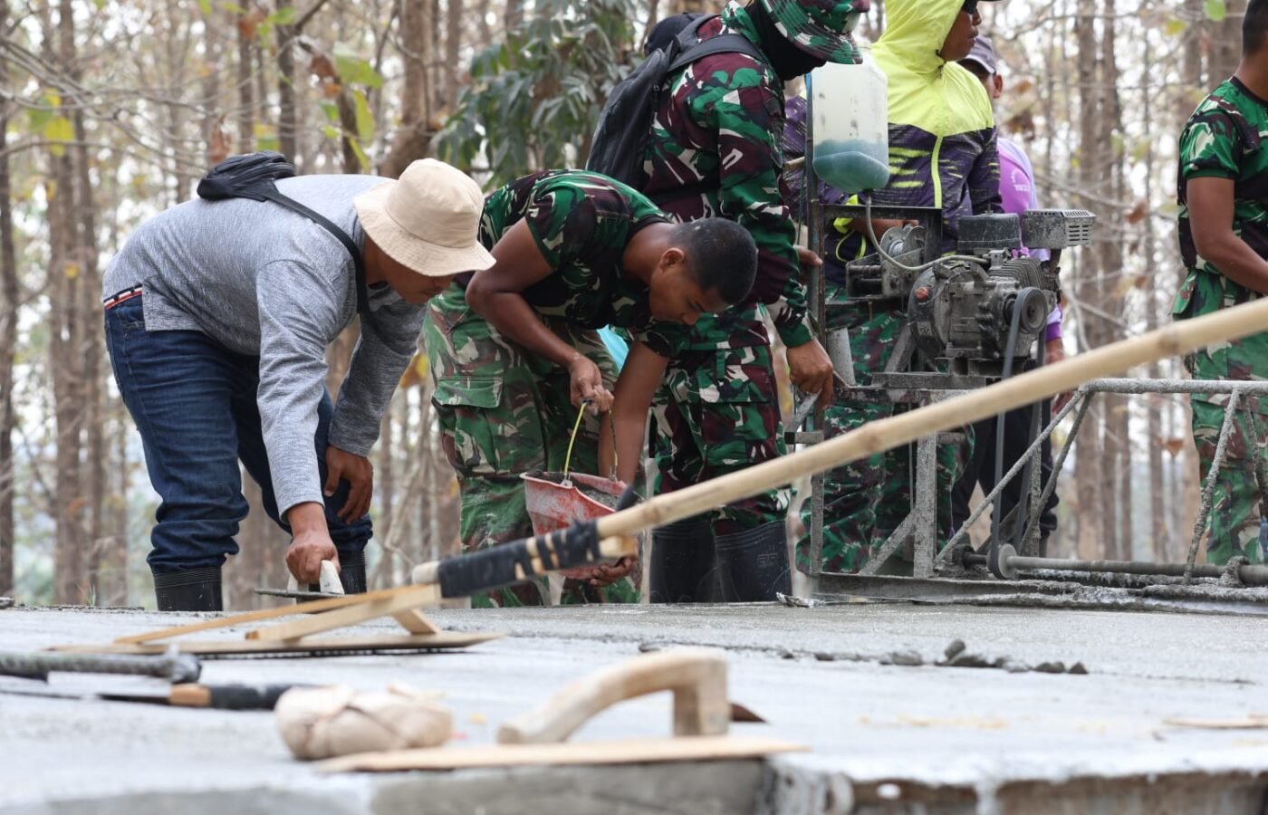 MESIN MOLEN ANDALAN DI BAWAH SINAR MATAHARI: ‘SEKRIT’, TEMAN SETIA PRAJURIT SATGAS TMMD KE-129 KODIM 0812/LAMONGAN