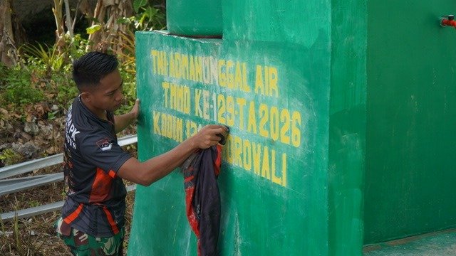 TMMD Ke-129 Perindah Sarana Air Bersih dengan Lukisan Identitas