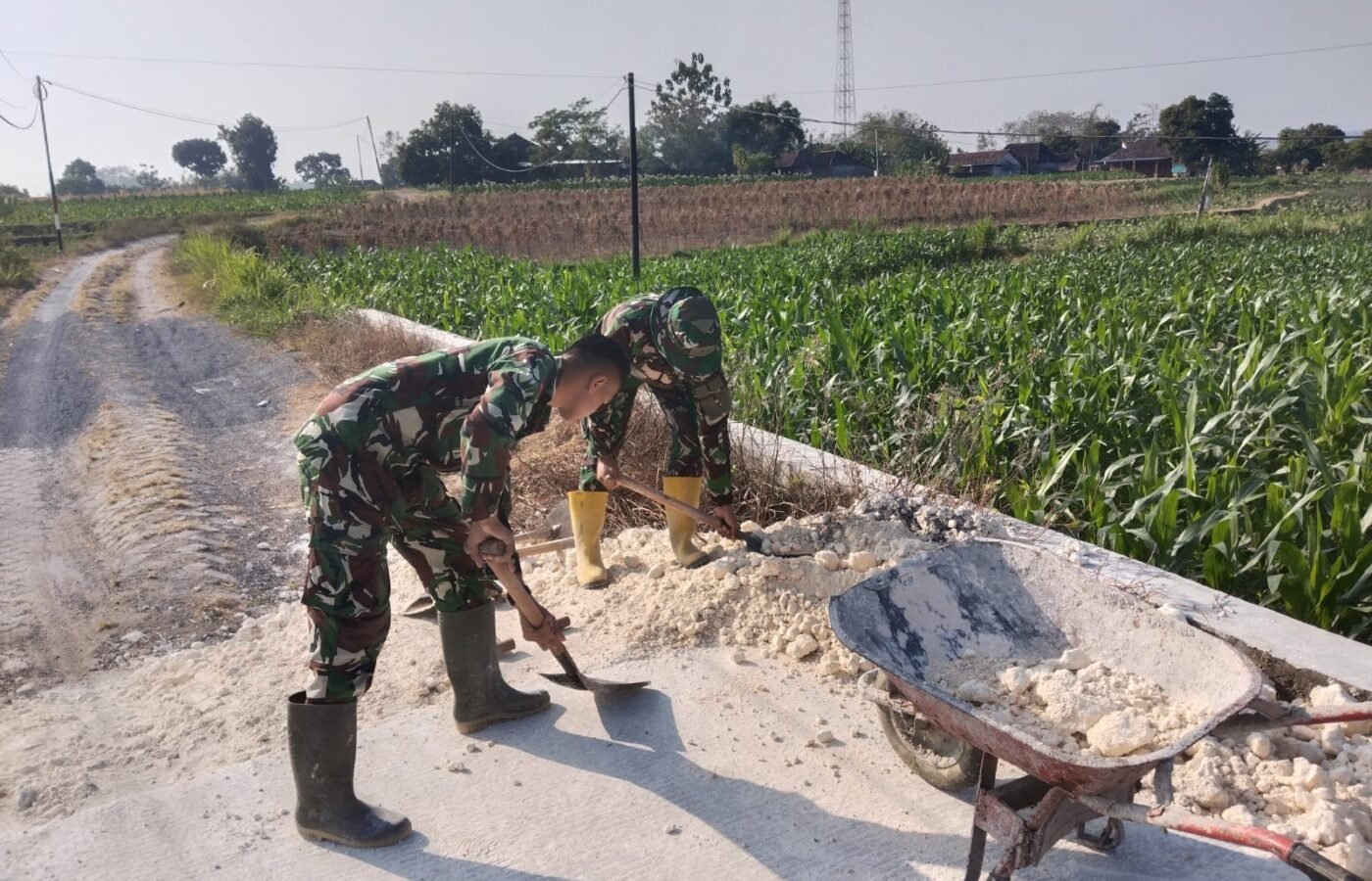 Kinerja Bersama Satgas TMMD Kodim 0813/Bojonegoro Dalam Penimbunan Jalan di Kedung Pandan