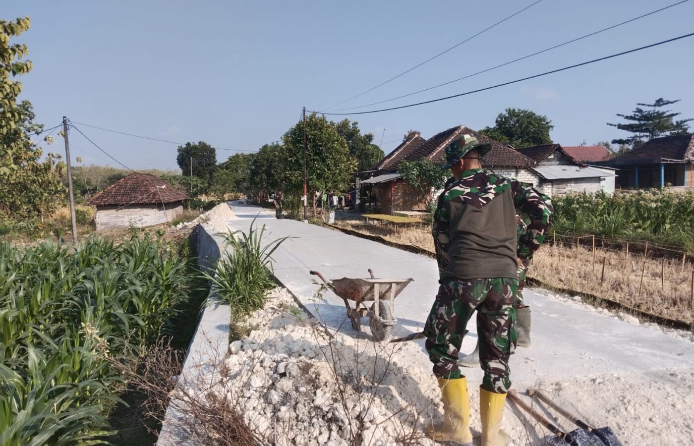Kerja Bersama, Satgas TMMD Ke-129 Kodim 0813/Bojonegoro Laksanakan Penimbunan Jalan di Kedung Pandan