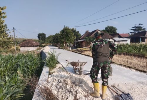 Kerja Bersama, Satgas TMMD Ke-129 Kodim 0813/Bojonegoro Laksanakan Penimbunan Jalan di Kedung Pandan