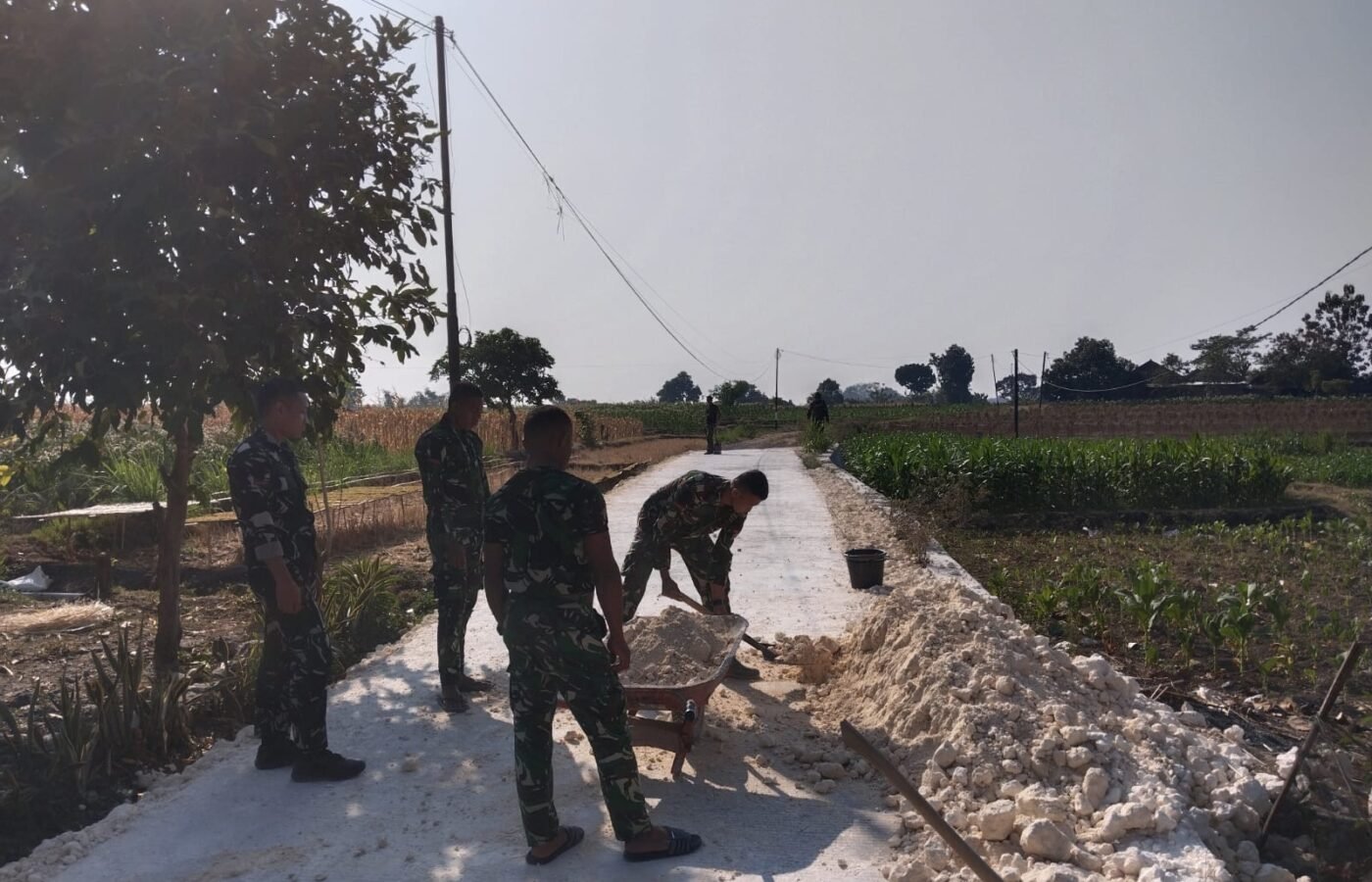 Sinergi TNI dan Masyarakat dalam Pembangunan Jalan Kedung Pandan yang Berkualitas