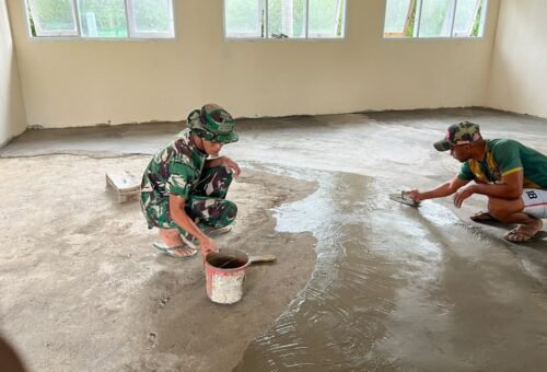 Tim TMMD Lanjutkan Pembangunan Lantai SDN Polewali