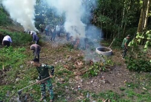 Pembersihan Pura Puseh di Desa Sekardadi oleh Satgas TMMD Ke-129