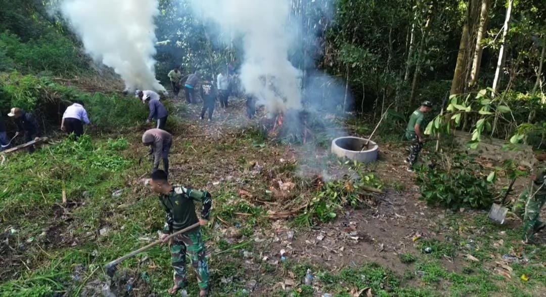 Pembersihan Pura Puseh di Desa Sekardadi oleh Satgas TMMD Ke-129