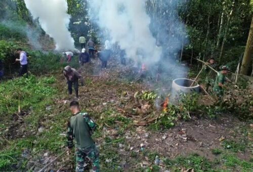 Kegiatan Bersih-Bersih Pura Puseh Jadi Sarana Perkuat Hubungan TNI dan Warga Desa Sekardadi