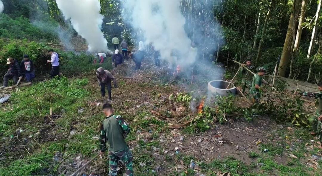 Kegiatan Bersih-Bersih Pura Puseh Jadi Sarana Perkuat Hubungan TNI dan Warga Desa Sekardadi
