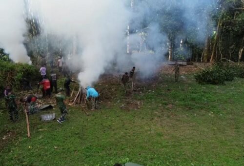 Satgas TMMD Ke-129 Kodim 1626/Bangli Berkolaborasi dengan Warga dalam Kegiatan Pembersihan Pura Puseh