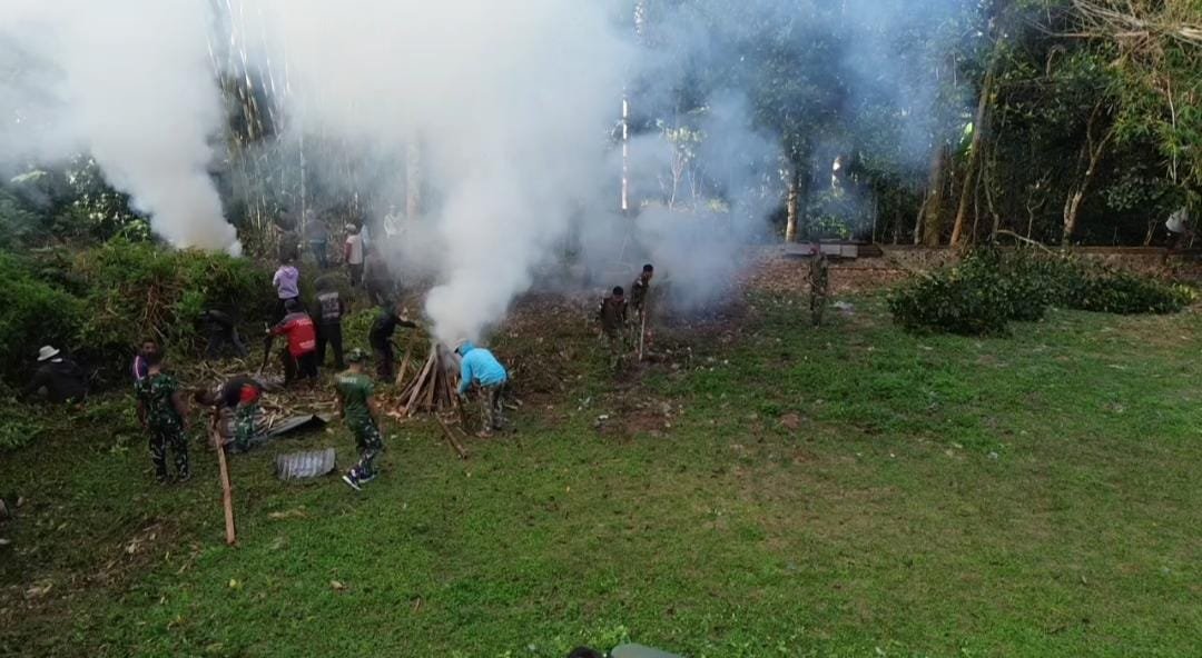 Satgas TMMD Ke-129 Kodim 1626/Bangli Berkolaborasi dengan Warga dalam Kegiatan Pembersihan Pura Puseh