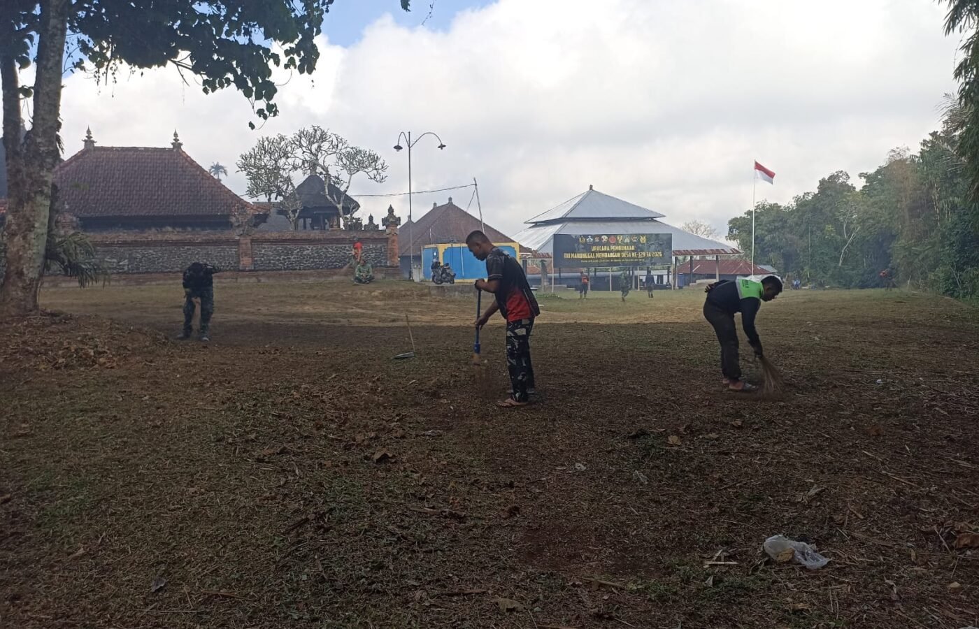 Satgas TMMD Ke-129 Kodim 1626/Bangli Peduli Lingkungan Lewat Pembersihan Pura Puseh