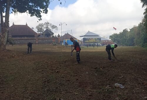 Satgas TMMD Ke-129 Kodim 1626/Bangli Peduli Lingkungan Lewat Pembersihan Pura Puseh