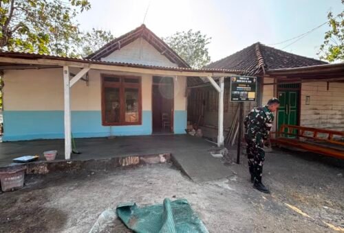 Kolaborasi Satgas TMMD Ke-129 Kodim 0813/Bojonegoro Mempercepat Pembangunan Rumah Ibu Jasmiati