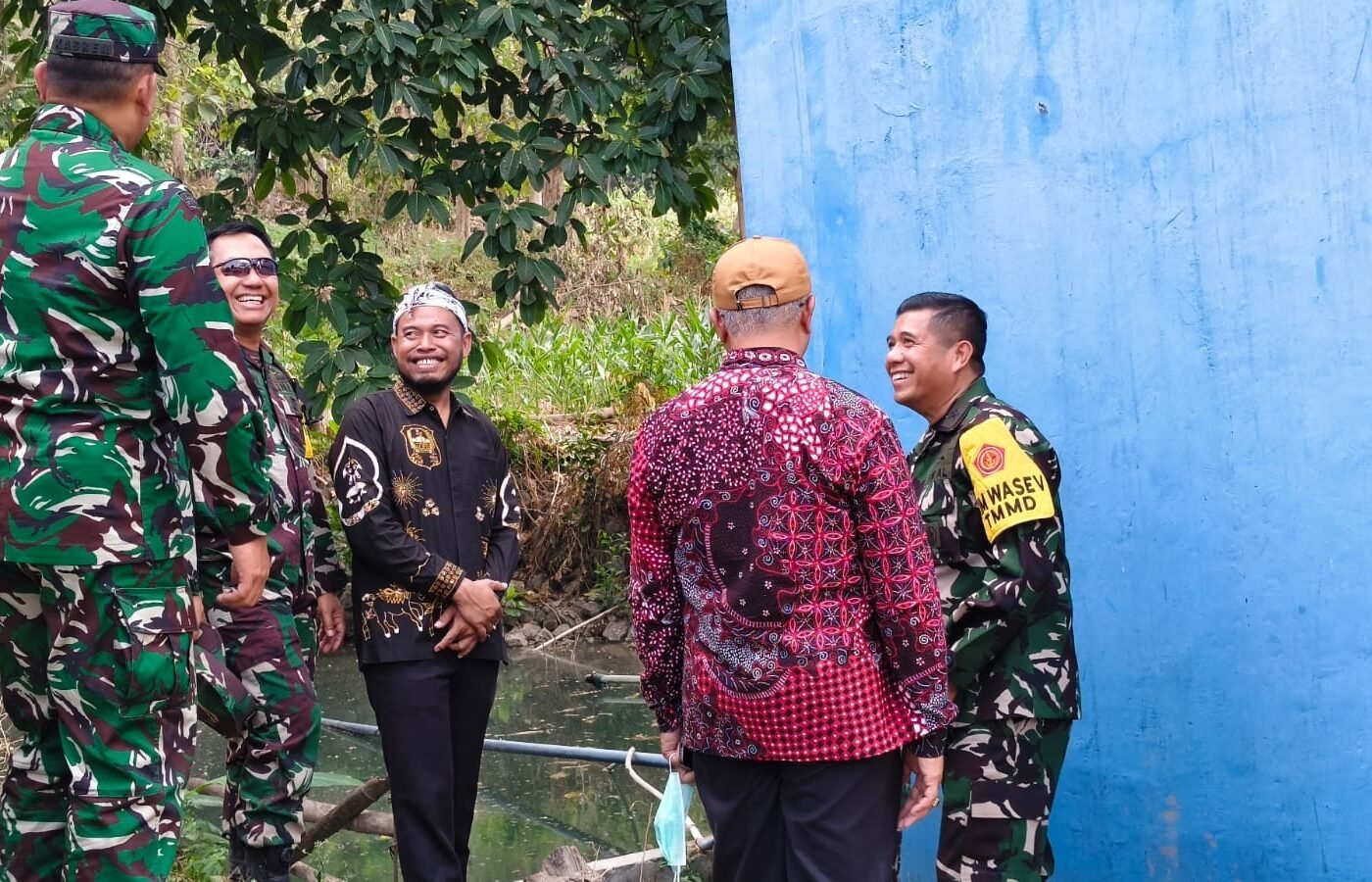 Laksamana Pertama TNI Tinjau Sumber Air untuk Pastikan Ketersediaan Air Bersih di Dusun Bakon