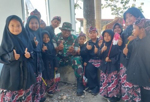 Hangatnya Canda Bersama Sertu Ardianto dalam Kegiatan TMMD 129 di Sekolah SD