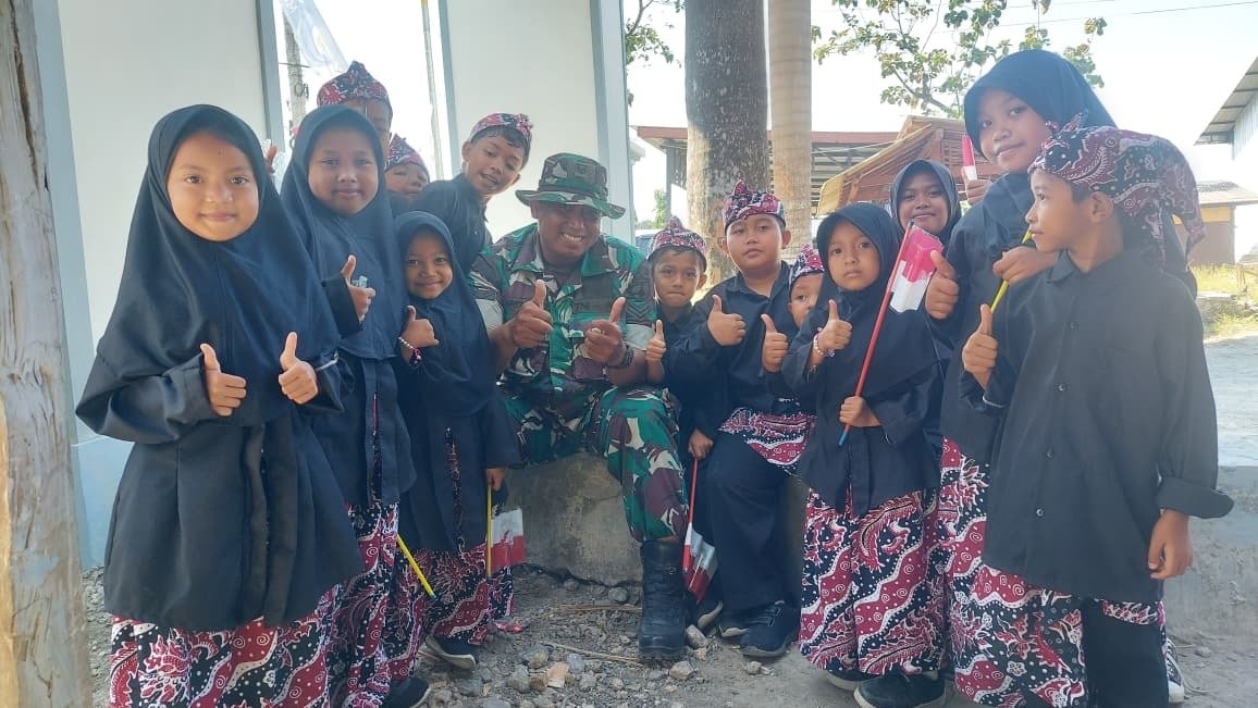 Hangatnya Canda Bersama Sertu Ardianto dalam Kegiatan TMMD 129 di Sekolah SD