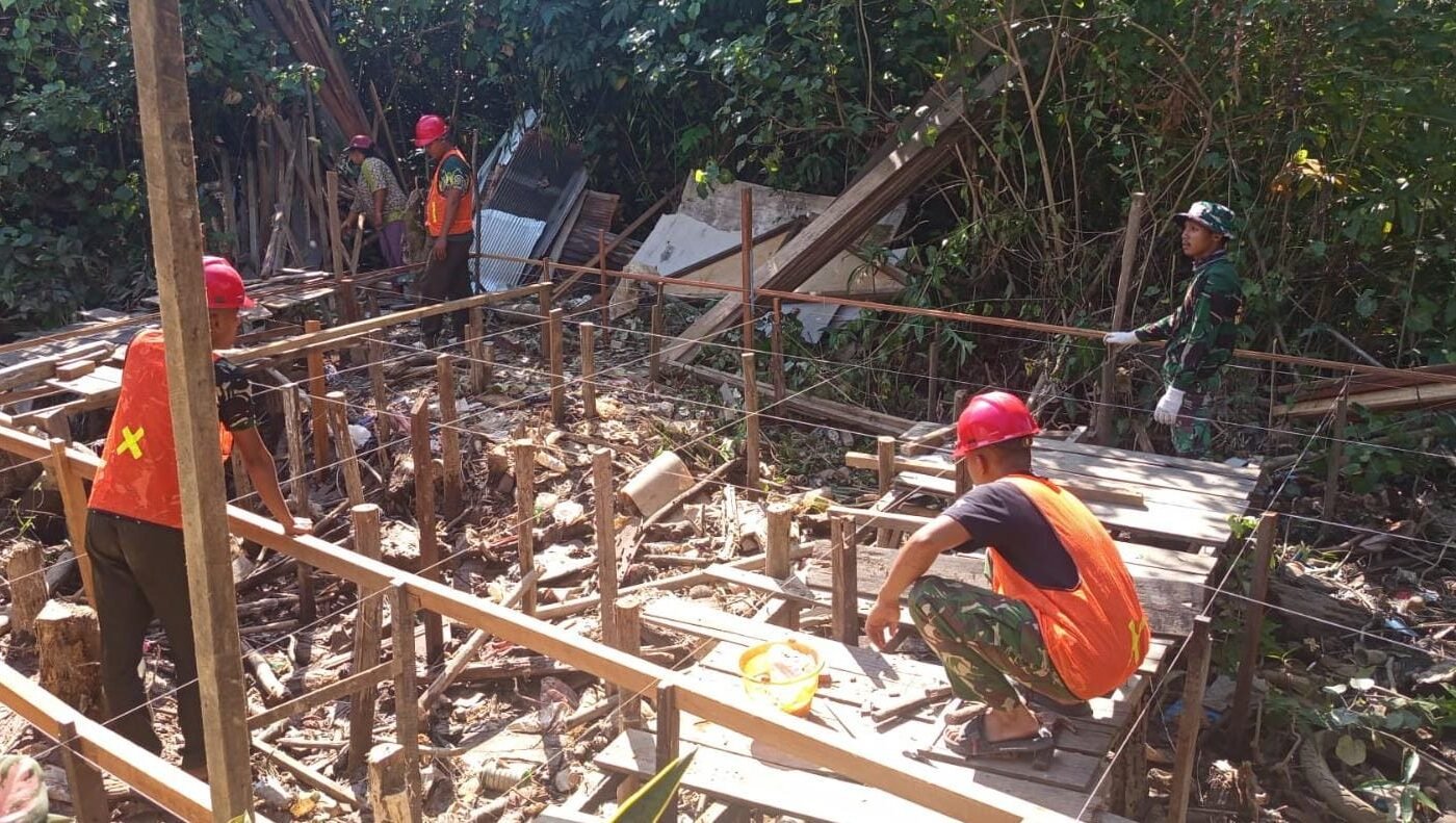 Kolaborasi Satgas TMMD Reguler ke-129 dengan Warga Percepat Renovasi RTLH untuk Bapak Ilham
