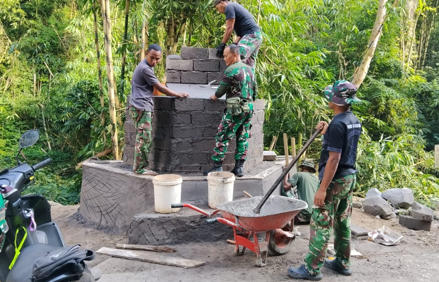 Simbol Kebersamaan dalam Pembangunan Tugu TMMD Ke-129 di Bangli
