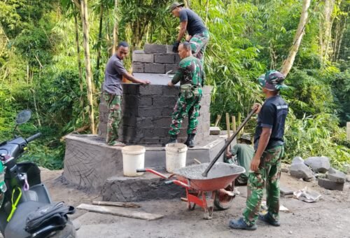 Simbol Kebersamaan dalam Pembangunan Tugu TMMD Ke-129 di Bangli
